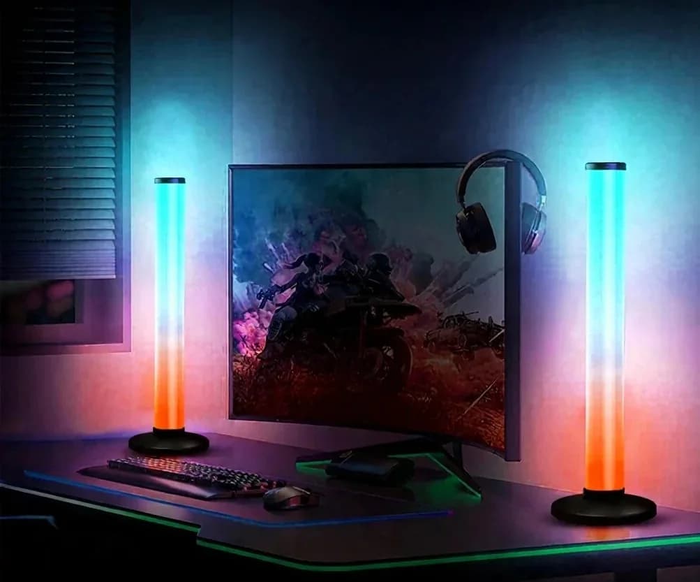 360stupňová RGB stolní lampa reagující na zvuk s ovládáním přes aplikaci a dálkový ovladač