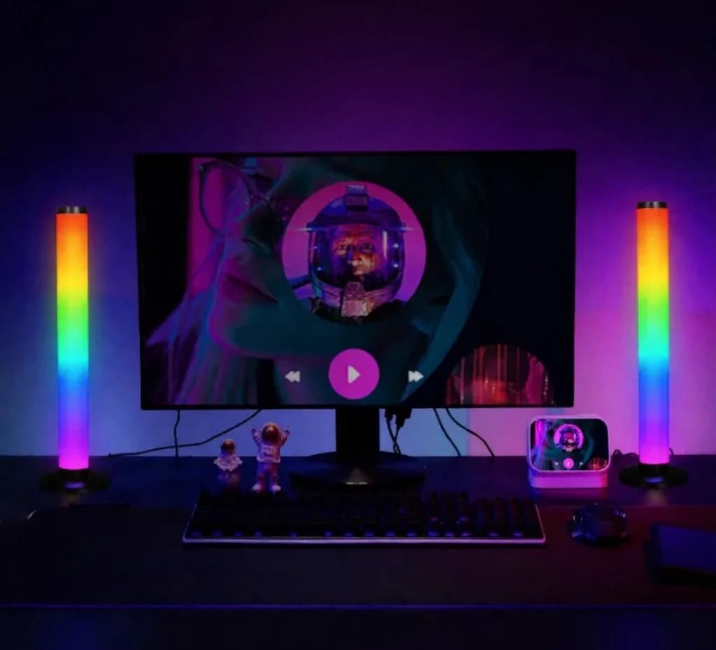 360stupňová RGB stolní lampa reagující na zvuk s ovládáním přes aplikaci a dálkový ovladač