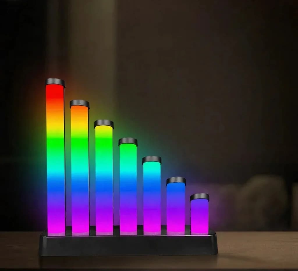 RGB LED stolní lampa reagující na zvuk s ovládáním aplikací