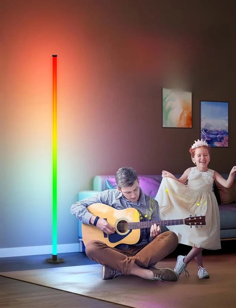 RGB LED stojací lampa s ovládáním přes aplikaci do obývacího pokoje